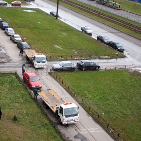 В Петербурге эвакуируют автомобили с тротуаров и газонов