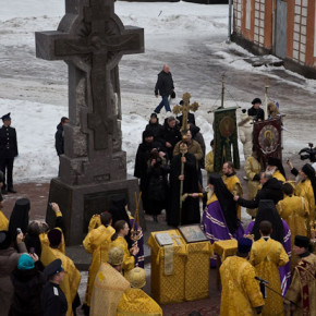 Самый серьезный поклонный крест Петербурга открылся в Александро-Невской Лавре