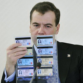 Из-за высокого числа отказов от УЭК, бумажный паспорт не отменят раньше 2025 года