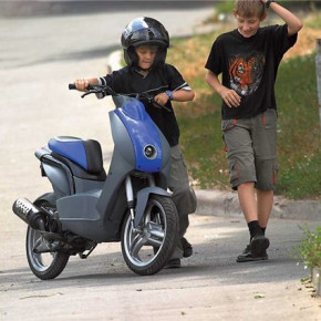 Госдума введет права на скутеры уже в этом году