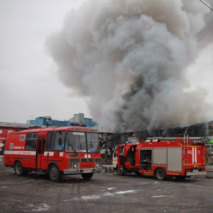 Пожар на Ириновском: выгорели 4 помещения авторынка