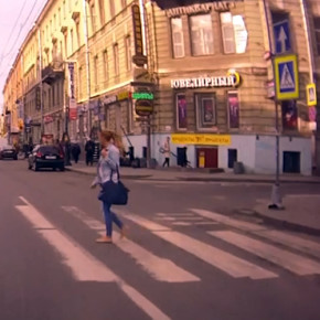 На Владимирском любительница быстрой езды по трамвайным путям сбила девушку 