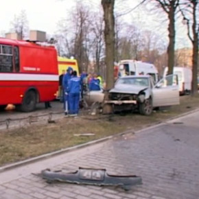 ДТП в Александровском парке: водитель праворульного Nissan'а снес ограждение