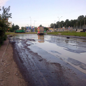 Прорыв на Софийской: холодная вода размыла асфальт