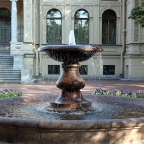 В саду у Дома Музыки запустили исторический фонтан