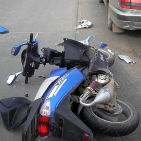 Двое детей на скутере попали в ДТП на улице Замшина