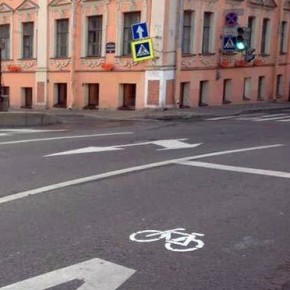 Самовольная велодорожка потеснила автобусы на Гороховой
