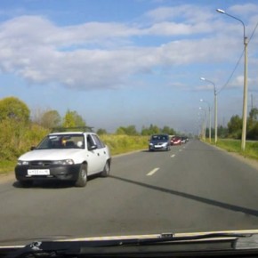 Видео с детьми за рулем в колонне машин в Ленобласти проверит полиция