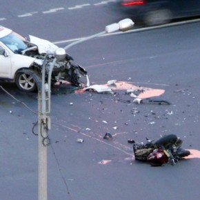 В ДТП на Руставели под колесами кроссовера погиб мотоциклист
