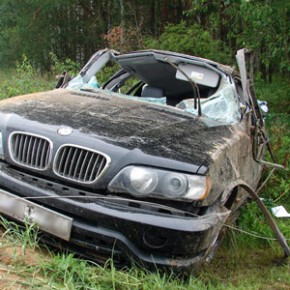 В Ленобласти BMW Х5 улетел в кювет, погиб 11-летний мальчик