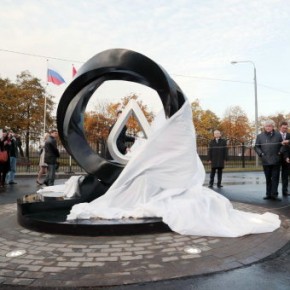 В Петербурге запустили главный канализационный коллектор и открыли памятник капле