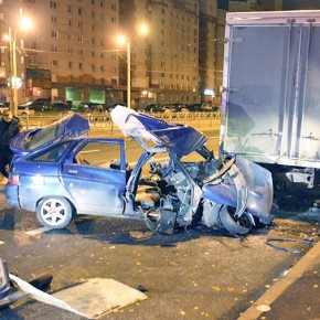 В Петербурге в двух ДТП с припаркованными грузовиками погибли водители