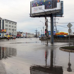 Перекресток Лиговского и Витебского проспектов затопило водой