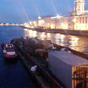 В Петербурге произошел пожар на барже, пришвартованной к Дворцовому мосту