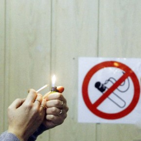Курить в коммунальных квартирах и общежитиях запретят на городском уровне