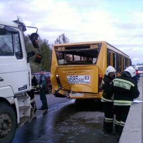 В ДТП на Киевском шоссе под Гатчиной попал автобус Минск - Санкт-Петербург