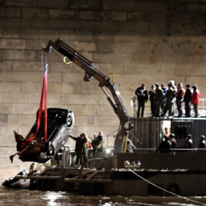 У Володарского моста из Невы подняли машину, которая упала в реку в ноябре