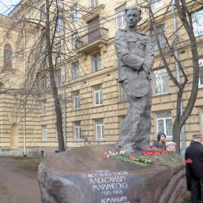 Памятник подводнику Маринеско установили в Петербурге на проспекте Стачек