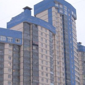 Из окна 17 этажа новостройки на проспекте Сизова выпал 6-летний мальчик