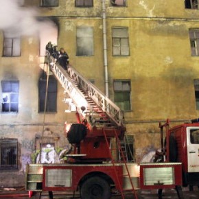 Пожар в аварийном здании на Подъездном переулке тушили семь часов