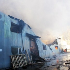 Пожар на Обуховской Обороны площадью 1200 метров тушат 220 человек