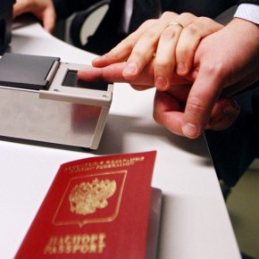 Отпечатки пальцев в новых загранпаспортах станут обязательными с 1 января 2015 года