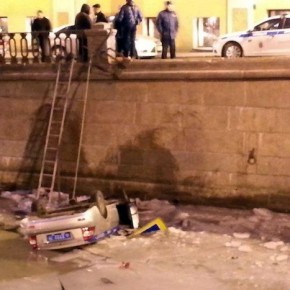 В канал Грибоедова, уходя от ДТП с автобусом, упал полицейский автомобиль