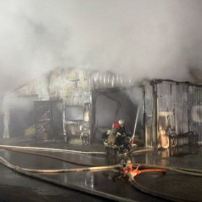 Пожар на Бассейной улице уничтожил офисы и шиномонтаж