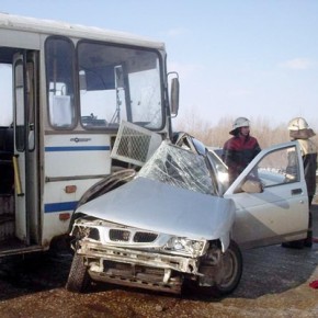 В тройном ДТП с маршруткой на Ропшинском шоссе погиб водитель