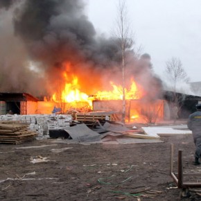 В Невском районе сгорели 600 квадратных метров гаражей и автосервиса