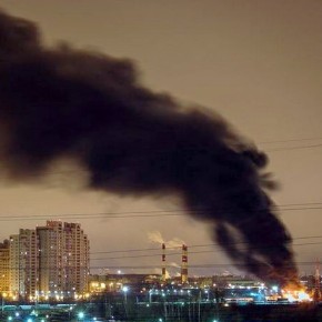 На улице Ворошилова произошел крупный пожар на химическом складе