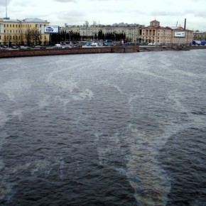 В центре Петербурга из Невы собрали 3 тонны нефтепродуктов