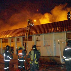 В ночном пожаре на Северном рынке сгорел торговый павильон