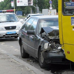 В ДТП на Светлановском проспекте с участием маршрутки пострадали трое