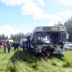 В Петергофе в аварию попал рейсовый автобус, пострадали трое