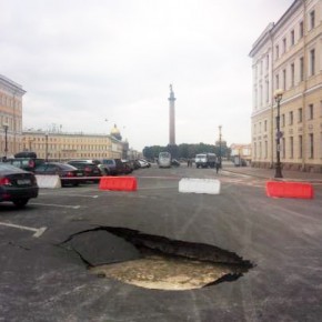 На Дворцовой площади провалился асфальт: ремонт продлится более 5 суток