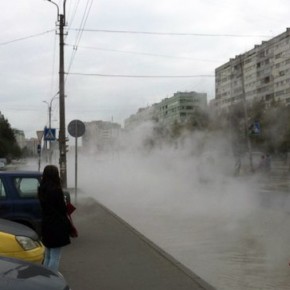 Прорыв на Маршрала Казакова: кипяток затопил проезжую часть