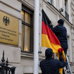Генконсульство Германии в Петербурге закрыто: с фасада сняли флаги