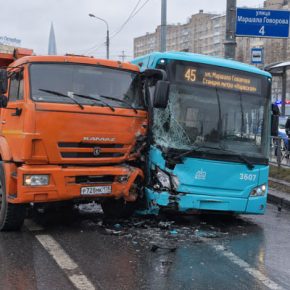 Камаз и автобус столкнулись на Маршала Говорова