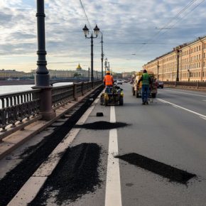 На Литейном мосту вслед за заменой асфальта отремонтируют тротуары