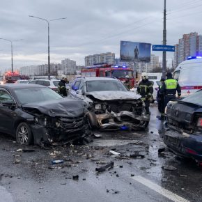 Массовое ДТП на Софийской на 10 машин попало на видео