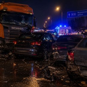 Массовое ДТП на Мурманском шоссе: столкнулись 3 легковушки и фура