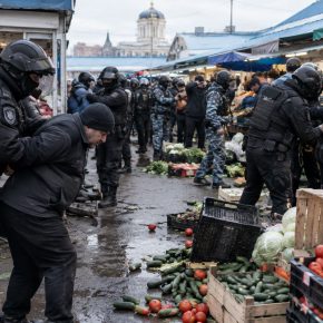 Рейд ОМОНа на Сенном рынке: мигрантов проверяли как в 