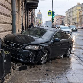 ДТП на Садовой: автомобиль выбросило на тротуар прямо в человека