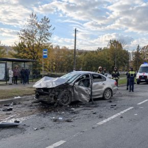 ДТП в Петергофе на Гостилицкой с автобусом: иномарка всмятку