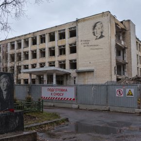 Школу Ольги Берггольц на Обуховской Обороны пока не сносят